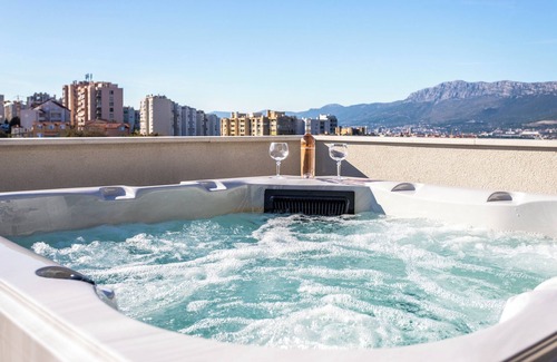 Mejasi Apartment | Luxury modern penthouse w jacuzzi & huge terrace