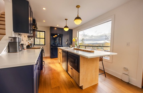 Hunter House | Luxury Modern "Treehouse" w/Spa, Footsteps to Skiing in Hunter Mountain.