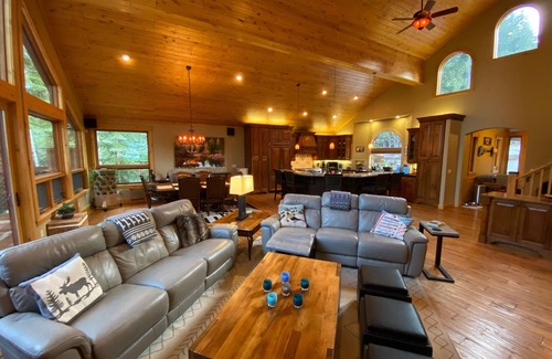 Truckee House | Luxury Mountain Lodge - 5BR w/hot tub, game room & resort-level amenities