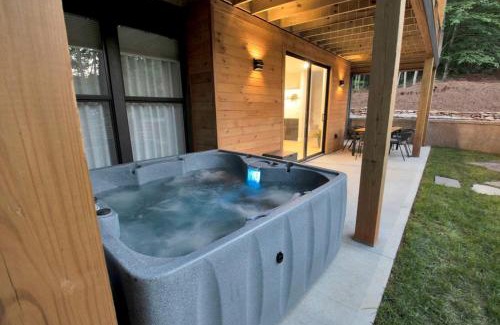 Westminster House | Luxury Mountain Retreat with Hot Tub Near Lake Hartwell & Clemson, SC
