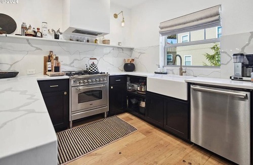 Government Camp Apartment | Luxury Mountain Townhome Steps to Government Camp, Ski Bowl, Pool & Hot Tub