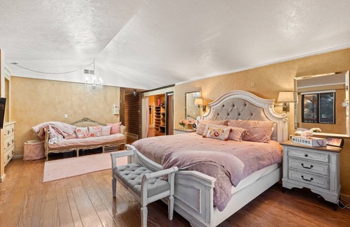 Golden Villa | Luxury Mountain View Entire First Floor