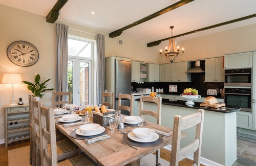 New Forest District House | Luxury New Forest Cottage. 4 bedrooms. 10 mins to beach.