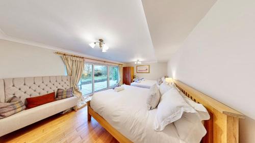 New Forest District Villa | Luxury New Forest Holiday Home with Pool and Hot tub