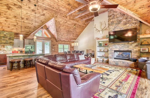 Maggie Valley Cabin | Luxury Newly Built Cabin, 4 King Suites, Sleeps 12 !