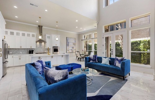 Oak Lawn House | Luxury Oak Lawn Oasis, Game Room, Parking, Balcony. The Best Area of Dallas