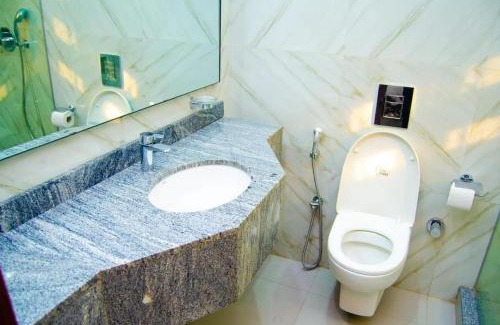Abuja Apartment | Luxury Oasis 2 - Entire 2 Bedroom Apartment in Abuja with Pool, Gym, WiFi, Balcony, and Garden