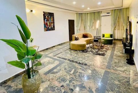 Abuja Apartment | Luxury Oasis 2 - Entire 2 Bedroom Apartment in Abuja with Pool, Gym, WiFi, Balcony, and Garden