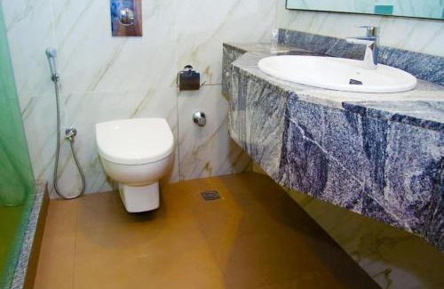 Abuja Apartment | Luxury Oasis 2 - Entire 2 Bedroom Apartment in Abuja with Pool, Gym, WiFi, Balcony, and Garden