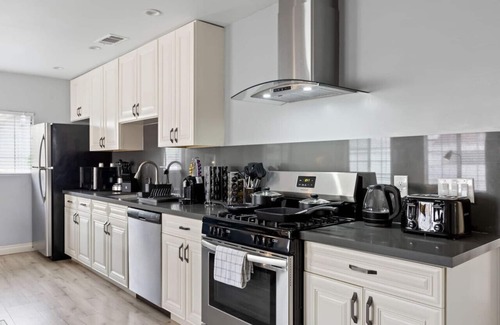 Clarkdale House | Luxury Oasis in Culver city!Free Parking & Jacuzzi