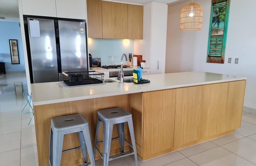 Darwin City Centre Apartment | Luxury Oceanfront Escape. Stay where the city meets the sea. n2.5 BR, 2 BTH