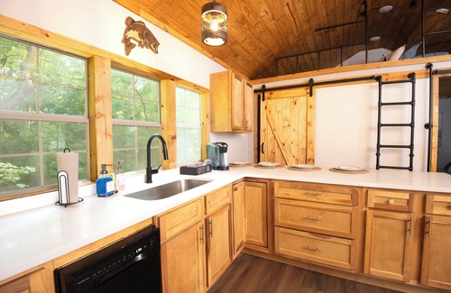 Vincent Ski Chalet | Luxury Off-Grid Retreat - Lakeside Treehouse