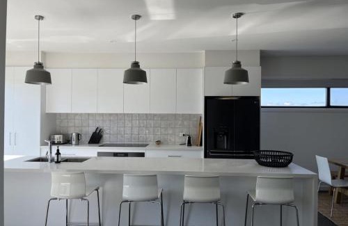 Inverloch House | Luxury on Bayview Wifi Linen included