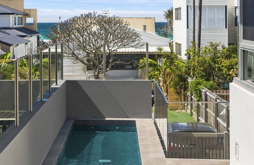 Currumbin Apartment | Luxury on Currumbin Beach - modern apartment with private pool