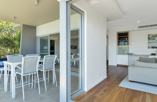 Currumbin Apartment | Luxury on Currumbin Beach - modern apartment with private pool