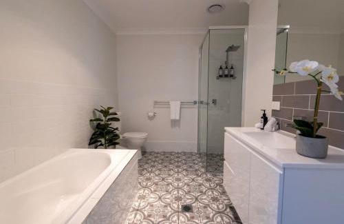 Dubbo House | Luxury on Lesmurdie - Close to Zoo & Golf Club