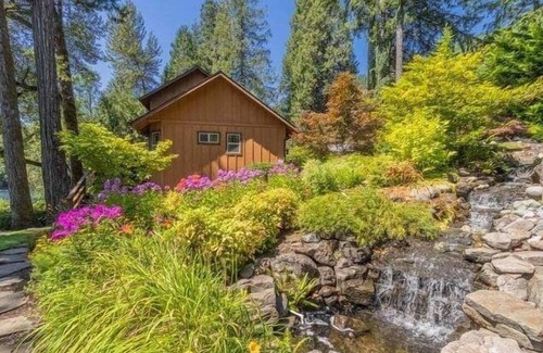 Vida House | Luxury on McKenzie + FirePit + Traeger+Steps2Water