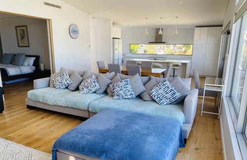 Sorrento Apartment | Luxury one bedroom Beach Side Retreat with Ocean Views 250m from Sorrento Beach
