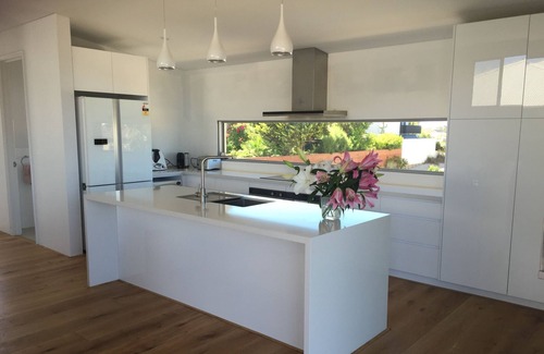 Sorrento Apartment | Luxury one bedroom Beach Side Retreat with Ocean Views 250m from Sorrento Beach