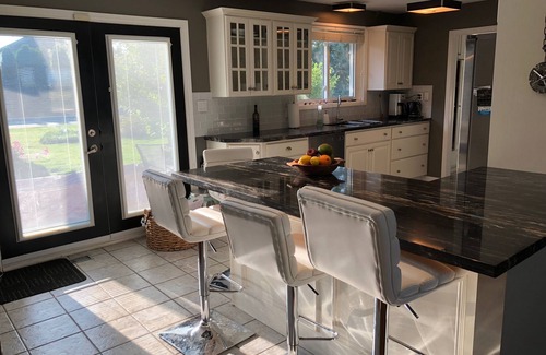 Niagara-on-the-Lake House | Luxury Open Concept Cottage With Large Pool and Yard