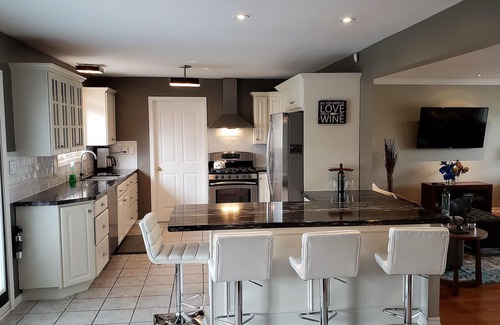 Niagara-on-the-Lake House | Luxury Open Concept Cottage With Large Pool and Yard