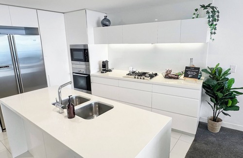 Broadbeach Apartment | Luxury Oracle Stay Ocean Views 2BR Level 11