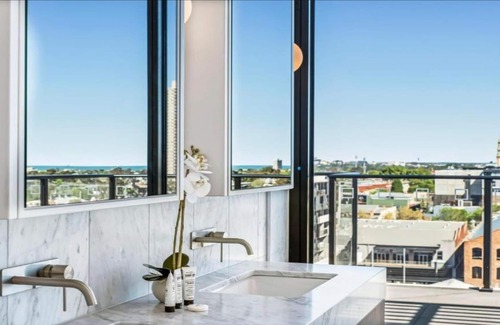 South Melbourne Apartment | Luxury Penthouse with Bay and City Views