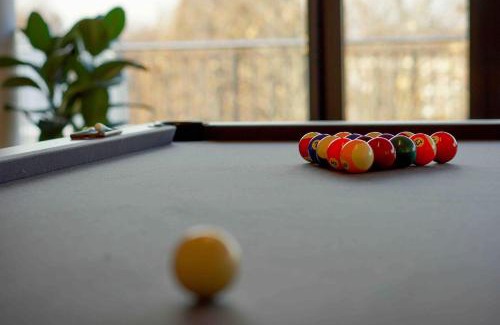 Wilhelmsruh Hotel | Luxury Penthouse Jacuzzi, Pool Table, Bbq & Desks