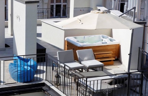 Terezvaros Apartment | Luxury Penthouse /Rooftop View Jacuzzi & Sauna /Downtown