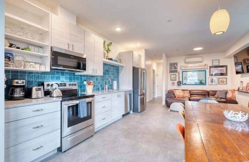 Hosford-Abernethy House | Luxury Penthouse - Rooftop Deck - 2BR - AC