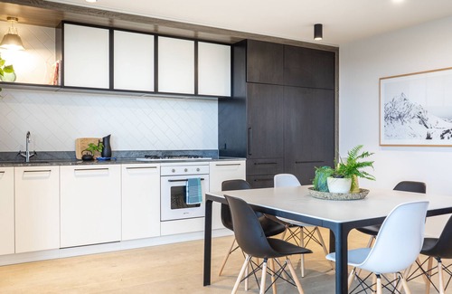 Abbotsford Apartment | Luxury Penthouse with Yarra and vineyard views, 2 x parking- Playhouse apartment