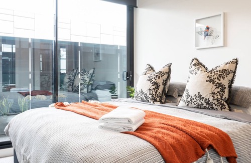 Abbotsford Apartment | Luxury Penthouse with Yarra and vineyard views, 2 x parking- Playhouse apartment