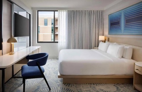 Glencoe Hotel | Luxury Pet-Friendly Room w/Pool Near SMU Campus