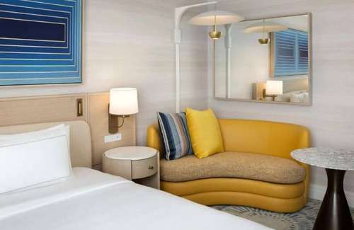 Glencoe Hotel | Luxury Pet-Friendly Room w/Pool Near SMU Campus