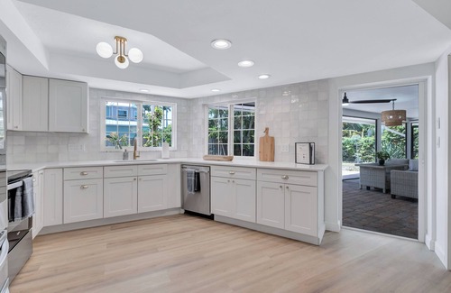 McGregor House | Luxury Pool & Spa Home near Beachs and Downtown. Enjoy fruit trees on property.