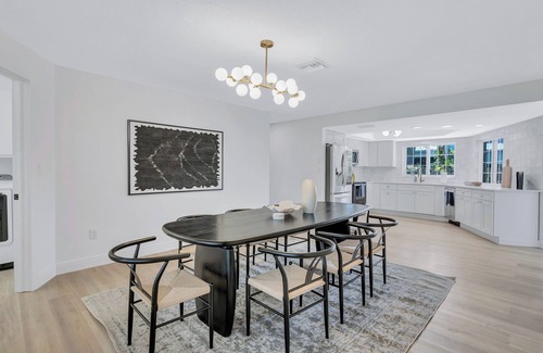 McGregor House | Luxury Pool & Spa Home near Beachs and Downtown. Enjoy fruit trees on property.