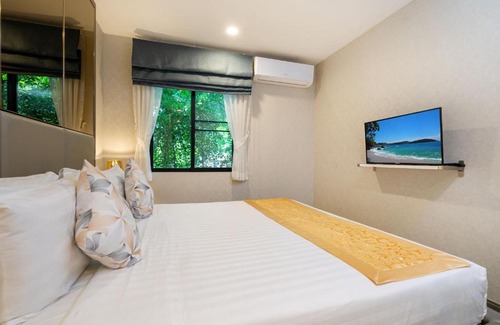 Sa Khu Apartment | Luxury Poolside 1 bedroom Free Netflix at Naiyang