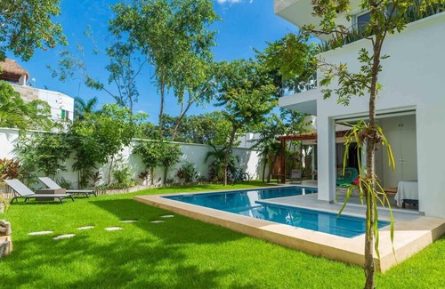La Veleta Villa | Luxury Private 3BED Villa, Garden, Pool,Security
