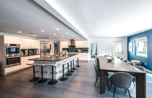 Dunedin Villa | Luxury Private 7BR Lakeside Villa w heated Pool, Putting Green, Downtown Dunedin