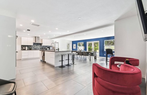 Dunedin Villa | Luxury Private 7BR Lakeside Villa w heated Pool, Putting Green, Downtown Dunedin