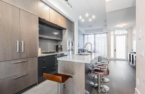 Cooksville House | Luxury Properties close to Rogers Center in Toronto Downtown Core