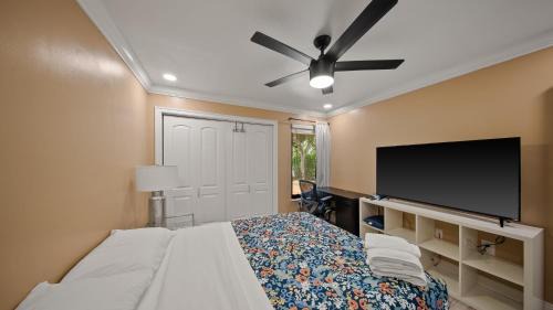 South Miami House | Luxury Queen Room, Walk to UM, Free Car Service!