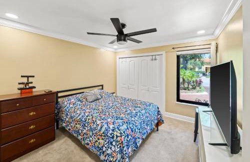 South Miami House | Luxury Queen Room, Walk to UM, Free Car Service!