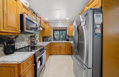 South Miami House | Luxury Queen Room, Walk to UM, Free Car Service!