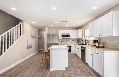 Sheely Farms House | Luxury Remodel in Phoenix ~ EV Charger, Putting Green, Family & Pet-Friendly