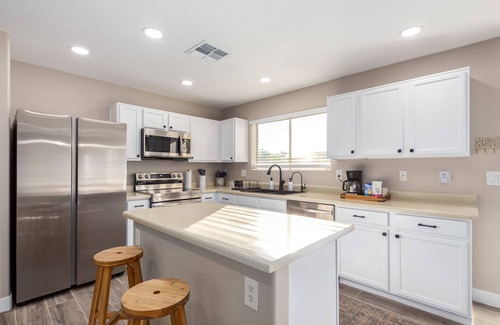 Sheely Farms House | Luxury Remodel in Phoenix ~ EV Charger, Putting Green, Family & Pet-Friendly