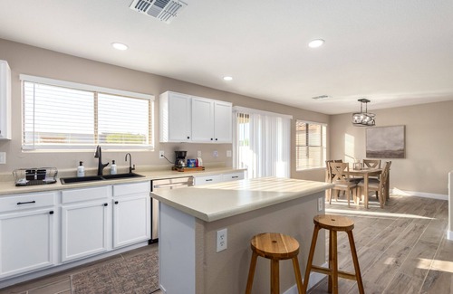 Sheely Farms House | Luxury Remodel in Phoenix ~ EV Charger, Putting Green, Family & Pet-Friendly