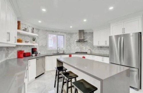 Ajax House | Luxury Remodel w HOT TUB, 6 Bdrm w 3 King beds.