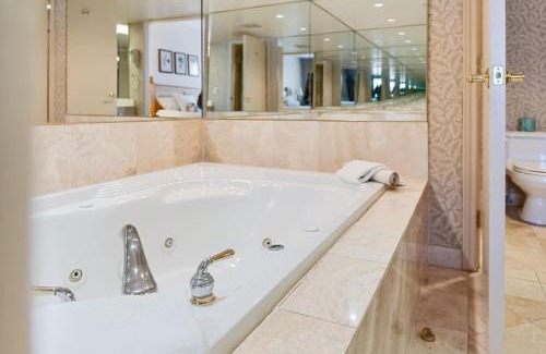 Oro-Medonte Apartment | Luxury Resort Stay with Pool Jacuzzi and Balcony
