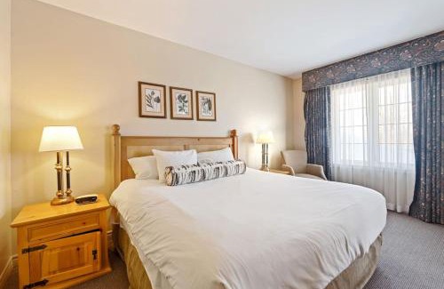 Oro-Medonte Apartment | Luxury Resort Stay with Pool Jacuzzi and Balcony